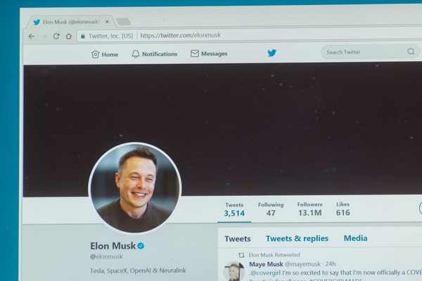 Elon Musk Twitter'ı satın aldı