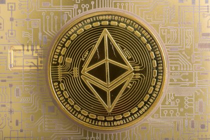 Ethereum yatırımcıları uzun vadeye dönüyor: 140.000 ETH borsalardan çekildi